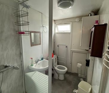 Studio Flat with seperate kitchen ideal for working couple-High Roa... - Photo 1