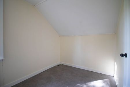 **COZY** ONE BED APARTMENT IN WELLAND!** - Photo 5