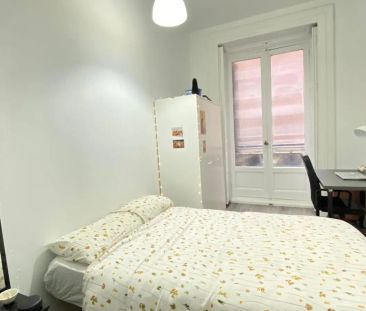 Room in a shared 10-bedroom apartment for rent in Sol. - Foto 5