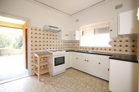 Three Bedroom Family Home - Photo 3