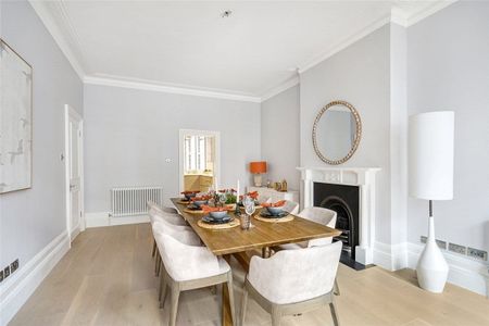 This is a beautifully presented four bedroom mansion flat with west-facing views over the communal garden. Situated on the second floor (lift in the building) this is a excellent opportunity to rent a charming property in a well run and maintained portered block. - Photo 3