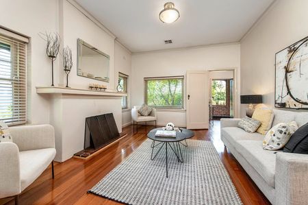 Single level period stunner with a touch of modern class - Photo 2