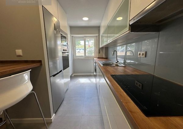 Ótimo apartamento mobilado, situado em zona de comércio, totalmente remodelado.