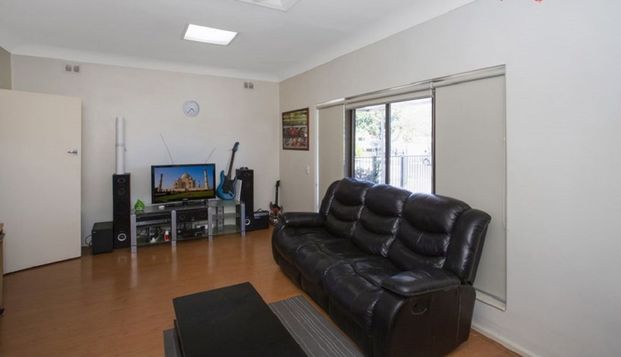 Lovely 2 Bedroom Family Home with Parking for 2 Cars! - Photo 1