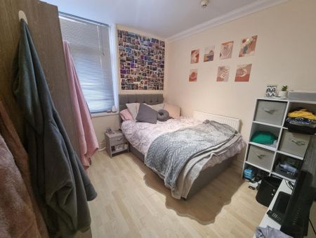 4 bedroom flat to rent - Photo 3