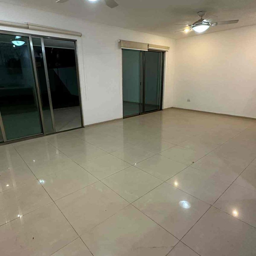 Casa sin amueblar de 3 recámaras, cuarto de servicio, sobre avenida, CON PANELES SOLARES. - Photo 1