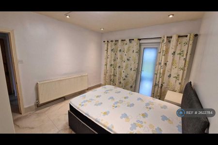 1 bedroom in a house share to rent - Photo 2