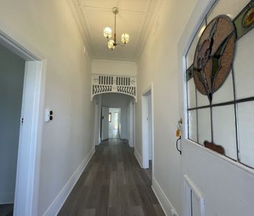 GREAT LOCATION - THREE BEDROOM HOME ! - Photo 1