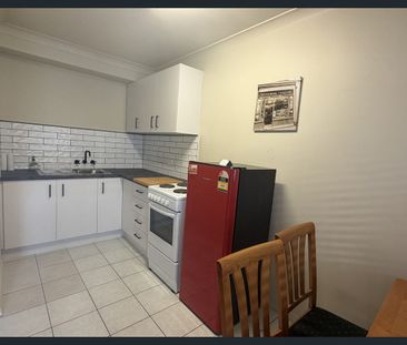 Partly Furnished Convenient Living in the Heart of Annerley - Photo 4