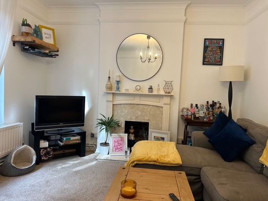 2 Bed Flat, Fairfield Drive, SW18 - Photo 1