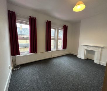 4 bedroom end of terrace house to rent - Photo 2