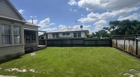 Student Rentals - Four Bedrooms - Centrally Located - Photo 5