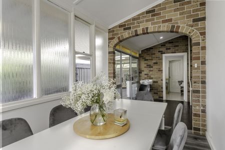 Three Bedroom Art Deco Modernised Home - Photo 3