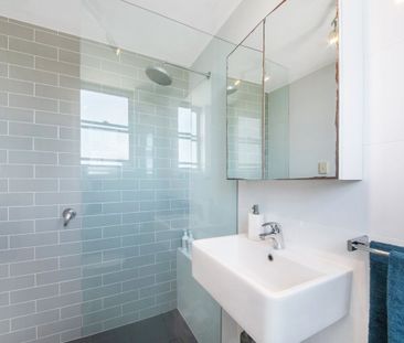 Renovated Fully Furnished Apartment with Stunning Middle Harbour Views - Photo 3