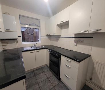 2 bedroom end of terrace house to rent - Photo 2