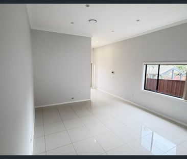 Modern 4-Bedroom, 3-Bathroom Home – Freshly Painted with New Carpets - Photo 3