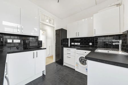 2 bedroom flat in Bloomfield Road - Photo 5