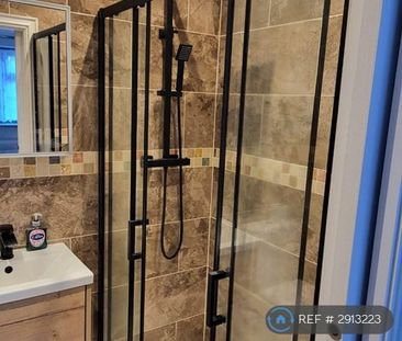 1 bedroom in a house share to rent - Photo 5