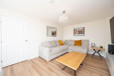 4 bedroom detached house to rent - Photo 3