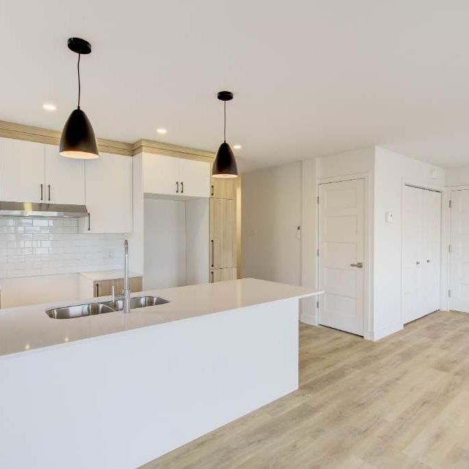 5 1/2 neuf, Les Coteaux, TRIPLEX ! JUIN - JUILLET 2025 rue Lippée - Photo 1