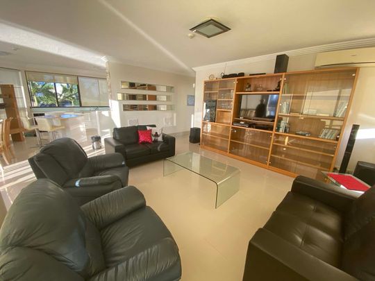 Surfers Paradise - Photo 1