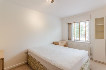 3 Bed Terraced House, Holmes Close, SE22 - Photo 4
