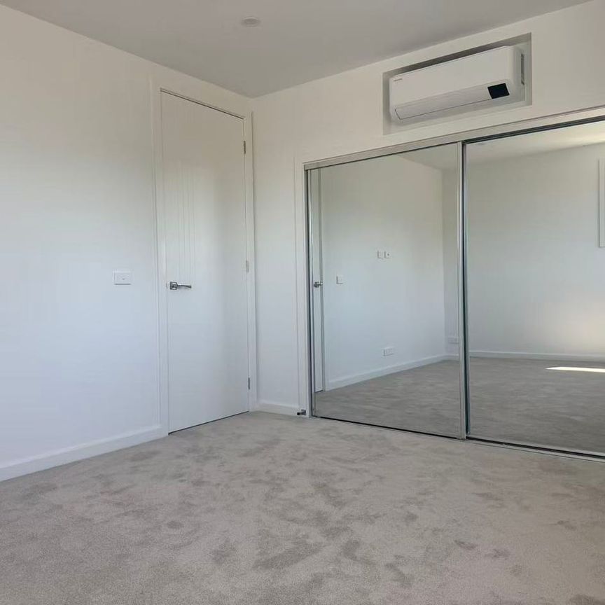 Modern 4-Bedroom Townhouse with Double Garage – Scoresby - Photo 1