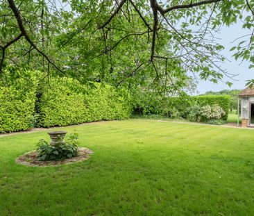 An exceptional Grade II listed triple-roundel Oats house located on... - Photo 5
