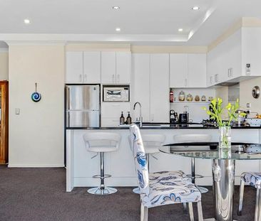 Sleek and Contemporary Home - Photo 6