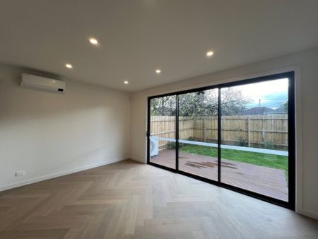 Four Bedroom Three Bathroom Brand New Beauty Metres from Monash Medical Centre - Photo 4