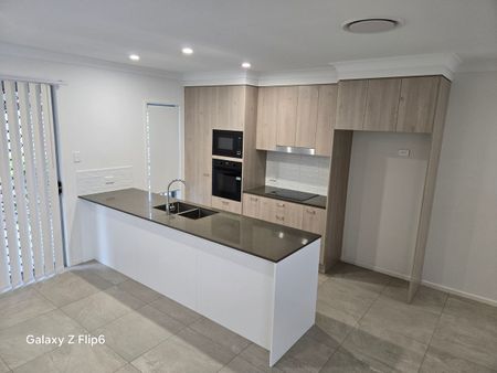 ULTRA MODERN LUXURY 3 BEDROOM TOWNHOUSE with DUCTED AIR-CON - Photo 5