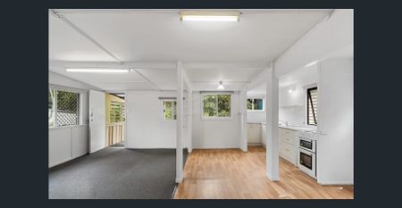 Charming 2 Bedroom Home Near the Waterfront - Photo 3