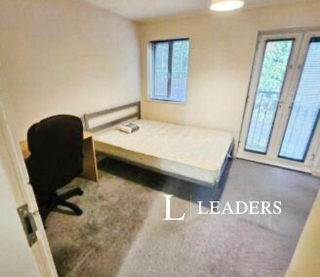 4 bedroom semi-detached house to rent - Photo 3