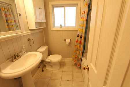For Lease - 8 Meadowland Avenue Unit# Entire House, Barrie, Ontario - Photo 4