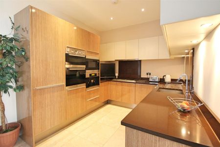 2 bed flat to rent in Royal Connaught Drive, Bushey, WD23 - Photo 3