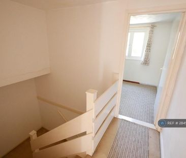 4 bedroom semi-detached house to rent - Photo 5