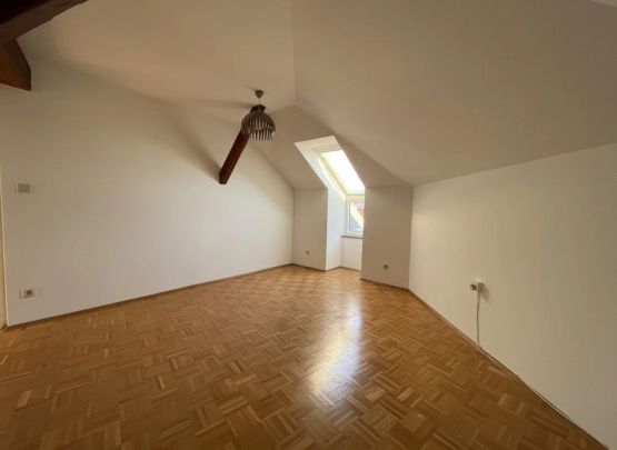 Sehr helle Dachgeschosswohnung in zentraler Lage – perfekt auch als 2er-WG geeignet - Photo 1