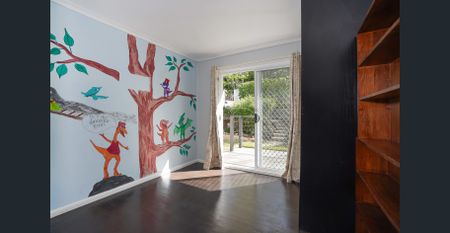 LARGE FAMILY HOME PERFECT FOR SUMMER! - Photo 2