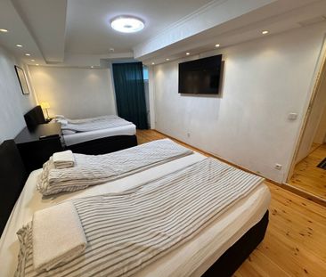 Schöneberg: Kurfürstenstraße: 3-Zi m² Souterrain-Einheit, ca 85 m² ... - Photo 1