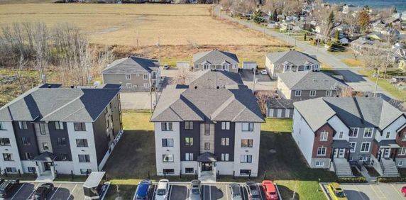 Beau 5 1/2 récent, libre MAINTENANT ! Domaine du Golf; BAISSE DE PRIX !! - Photo 2