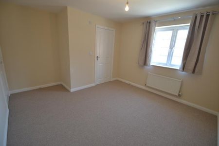 4 bedroom detached house to rent - Photo 3