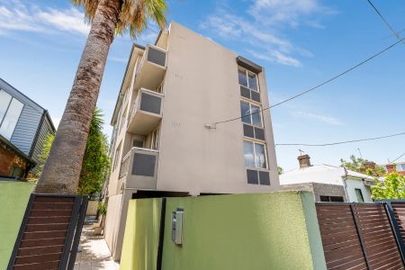 Spacious, Secure & Stylish First-Floor Apartment - Photo 4