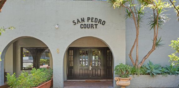 Iconic Art Deco Studio With Charm & Character - Photo 2