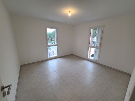 Location Appartement 3 pièces 67m² MARSEILLE 9ème - Photo 3