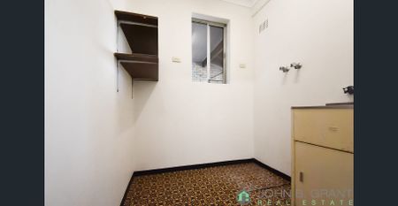 LOCATION, LOCATION! - Photo 2