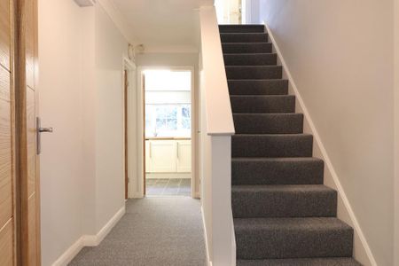 4 bedroom detached house to rent - Photo 2