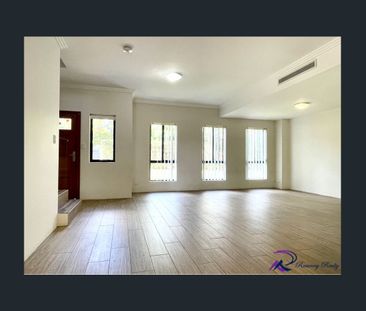 Near New Stylish 4-Bedroom Family Home - Photo 2