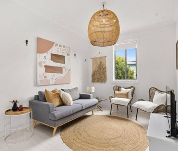 Stylish Renovated Cottage in an Unbeatable Location - Photo 1