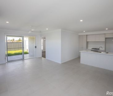 BRAND NEW 4-BEDROOM DUPLEX!! - Photo 4