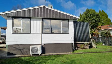 Tidy Three Bedroom House - Photo 5